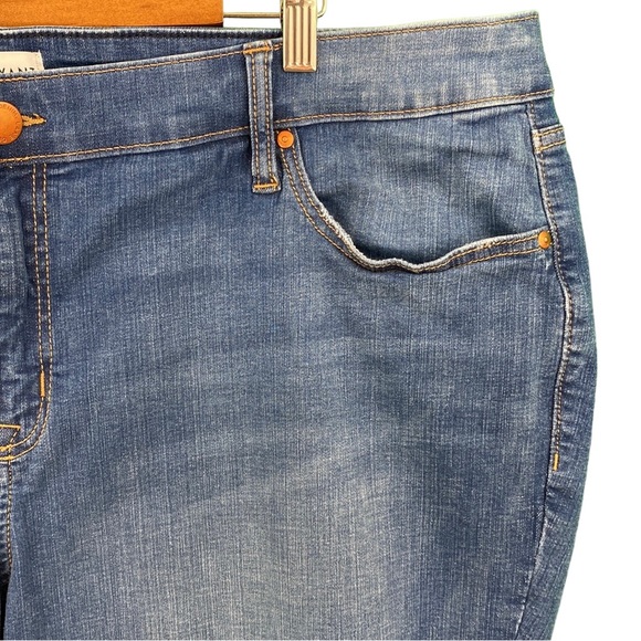Lane Bryant Short Inseam Signature Fit Mid-Rise Straight Leg Jeans - Picture 4 of 15